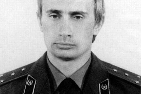 Владимир Путин в форме капитана КГБ