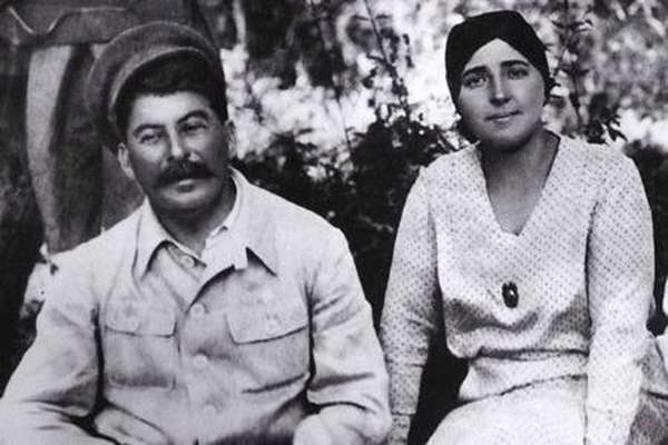 Аллилуева и Сталин: ходили слухи, что Надежда была дочерью Сталина( вроде как ее мать согрешила с горячим кавказцем). И это стало причиной ее самоубийства...