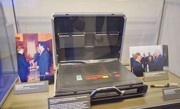 Тот самый ядерный чемоданчик, ныне представленный в Ельцин-центре (г. Екатеринбург)