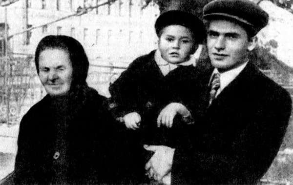Матрена ( Мария) с сыном Константином и внуком. А кто мог себе представить в 1911 году, что нищий грузин станет главой великого государства!
