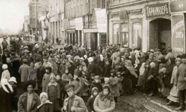Очереди за хлебом в Петрограде 1917 года породили революцию. Но после победы угнетенных очереди стали нормальным явлением нового, революционного, порядка
