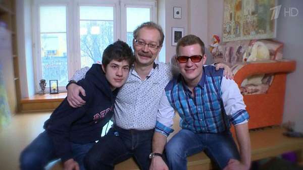 Андрей Продеус с сыновьями. Фото https://www.1tv.ru/