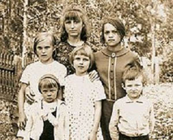Надежда Кадышева в детстве с сестрами