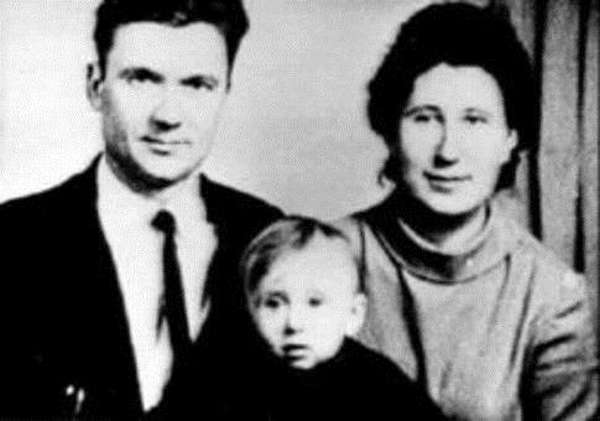 Юрий Чикатило с родителями