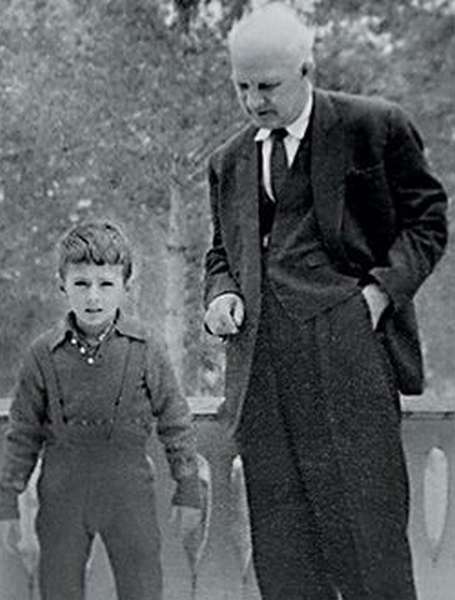 Александр Мясников в детстве с дедом