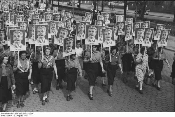 Сталин любил разных женщин. А вот женщины любили одного Сталина! И готовы были отдать за него жизнь. Фестиваль молодежи, Берлин. 1951 год.