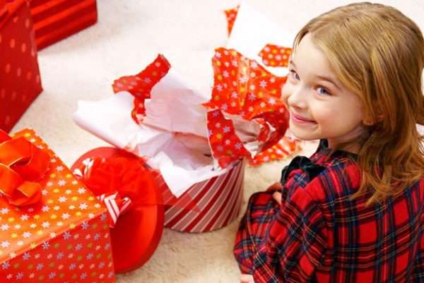 Что подарить ребенку на Новый год 2018: идеи подарков
