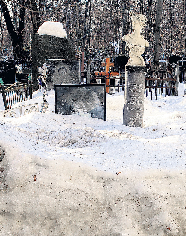 Максим Виторган забросил могилу любимой матери