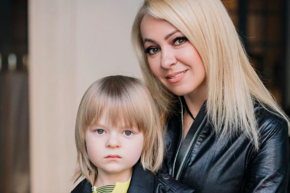 Ребенок пашет, чтобы мама купила Шанель Яне Рудковской досталось за грустного не всех фотографиях сына