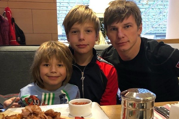 После развода с журналисткой Андрей Аршавин пришел увидеться с детьми от Юлии Барановской впервые за 5 лет