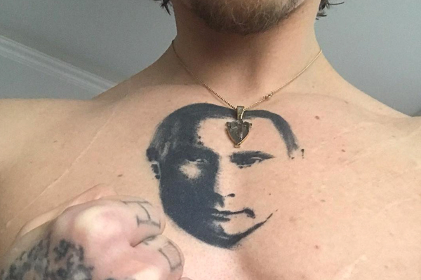 Танцовщик с татуировкой Путина на груди назвал геев позором и его выгнали из Парижской оперы Потому что его слова не соответствуют нашим ценностям