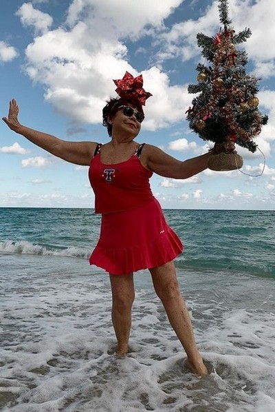 Как выглядит 72-летняя мама Наташи Королевой пляж, горячий Дед Мороз и танцы в мини-юбке