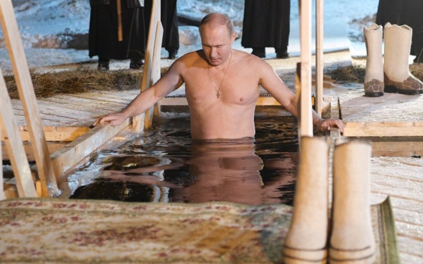 Путин с невозмутимым лицом, а Волочкова покрылась инеем как звезды и публичные люди окунулись в прорубь