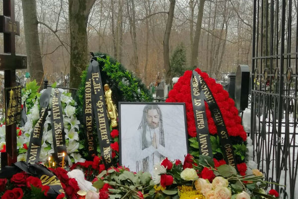 Александр Толмацкий расплакался у гроба и просил прощения, сын Тони едва сдерживал эмоции и сотни поклонников как в Москве прощались с Децлом