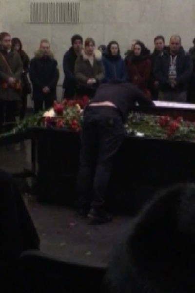 Александр Толмацкий расплакался у гроба и просил прощения, сын Тони едва сдерживал эмоции и сотни поклонников как в Москве прощались с Децлом