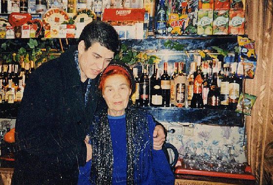Больная и беззащитная перед жизненными невзгодами бабушка Дмитрия Дюжева живет в разваливающемся доме, но на звездного внука не обижается