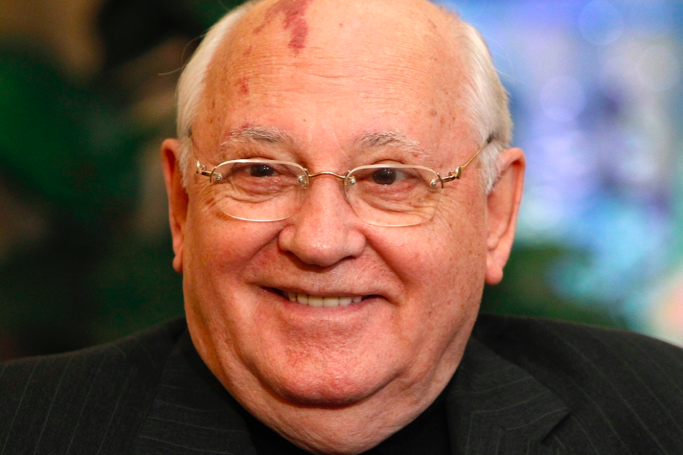 87-летнего Михаила Горбачёва с пивом и девушками осыпали гневными проклятиями