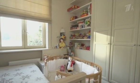 Ребенок спит в необорудованной комнате актриса Анна Банщикова показала, в каких условиях живет