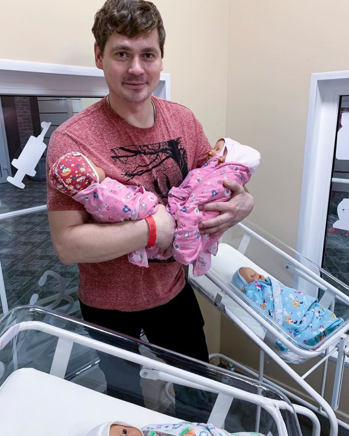 Многодетный Александр Пашков с двумя новорожденными малышами на руках трогательно выразился об отцовстве