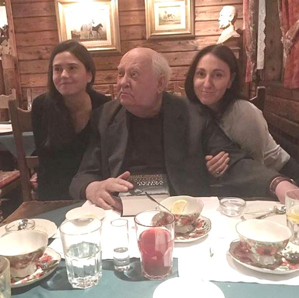 87-летнего Михаила Горбачёва с пивом и девушками осыпали гневными проклятиями