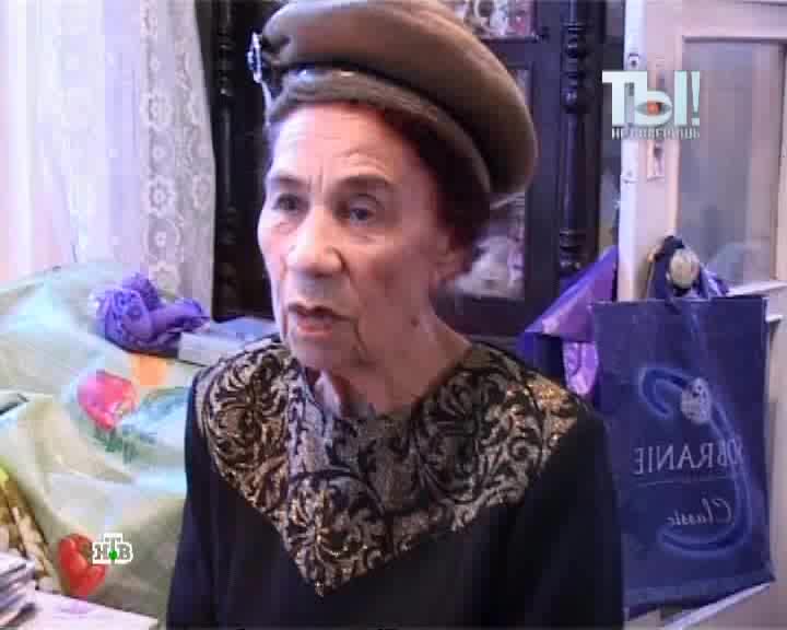 Больная и беззащитная перед жизненными невзгодами бабушка Дмитрия Дюжева живет в разваливающемся доме, но на звездного внука не обижается