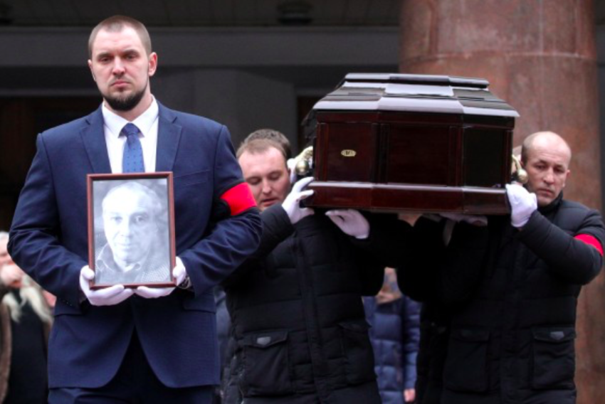 СМИ обратили внимания на элитный гроб, в котором проводили в последний путь Сергея Юрского